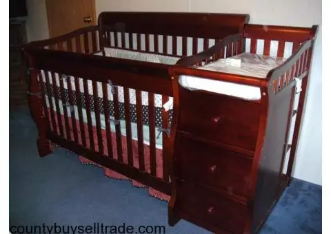 4 in 1 Baby Crib/Toddler Bed with changing Table